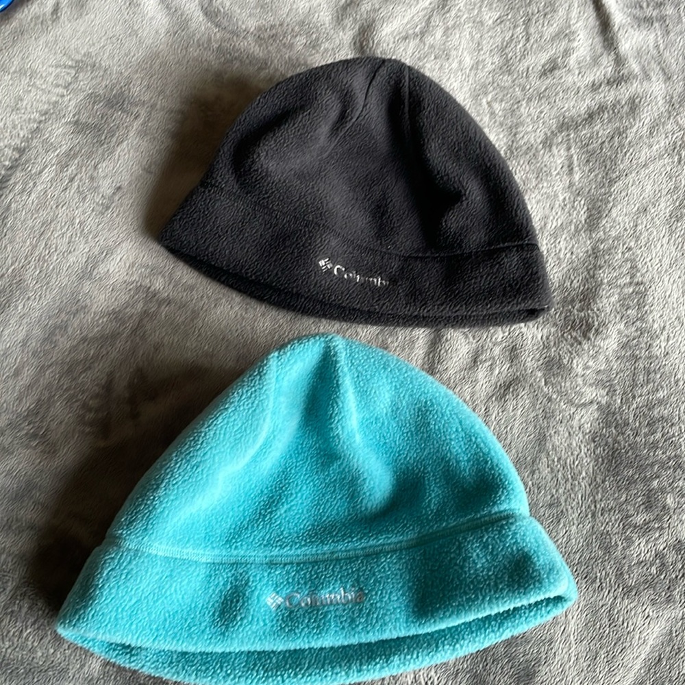 Columbia kids L/XL fleece beanie’s. Set of 2 charcoal and aqua. Lightly used.
